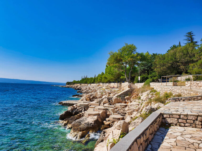 https://mdw-travel-data-us-east-1.s3.amazonaws.com/img/country/Croatia/Novi-Vinodolski-Beach/img_00.jpg