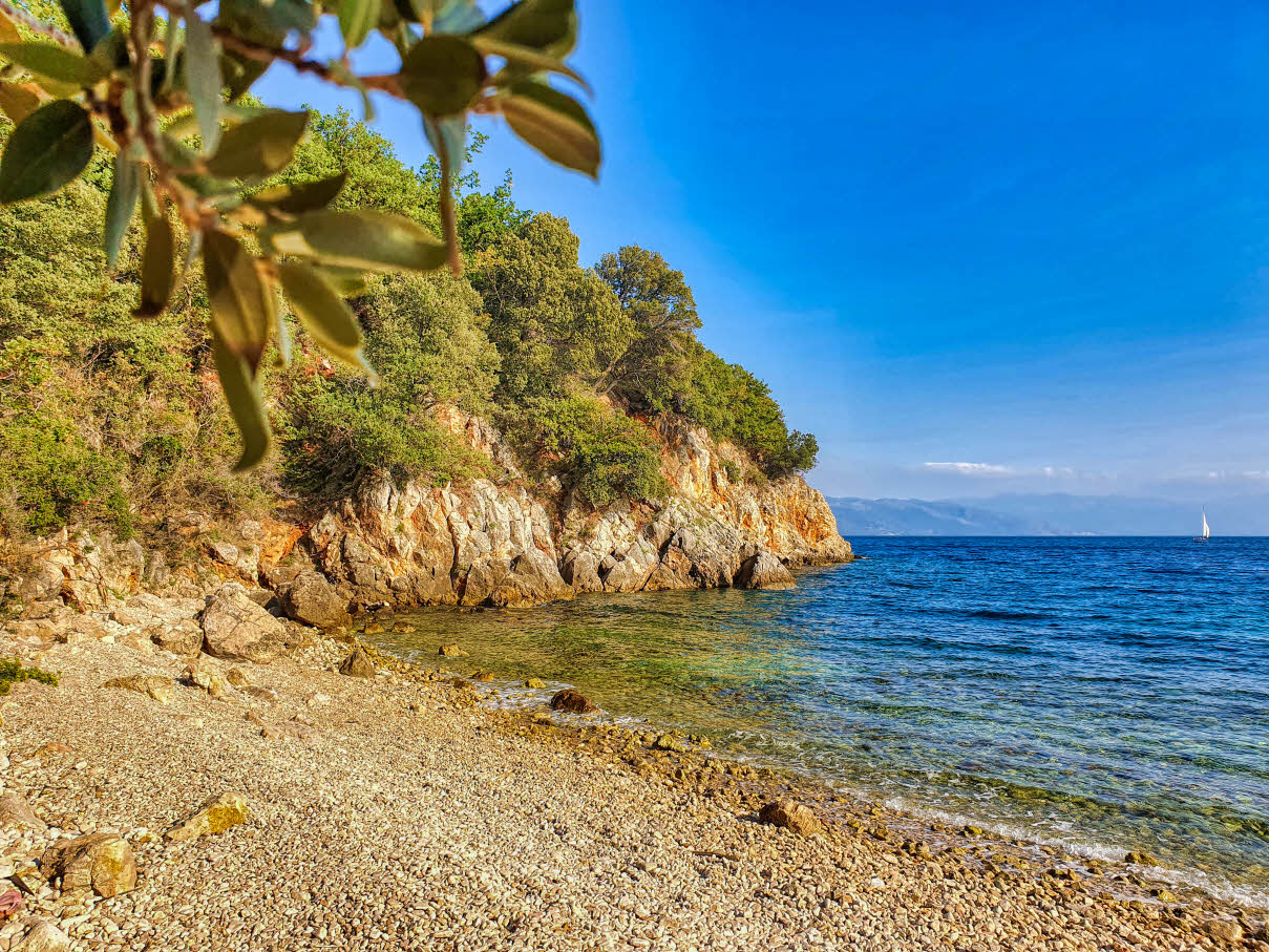 https://mdw-travel-data-us-east-1.s3.amazonaws.com/img/country/Croatia/Novi-Vinodolski-Beach/img_01.jpg