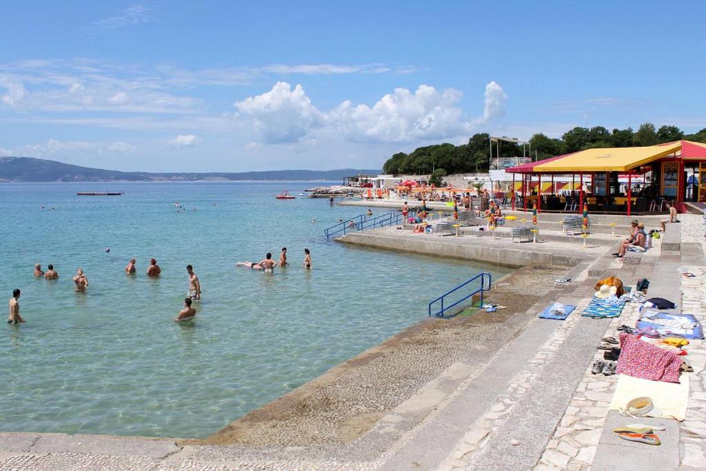 https://mdw-travel-data-us-east-1.s3.amazonaws.com/img/country/Croatia/Novi-Vinodolski-Beach/img_03.jpg
