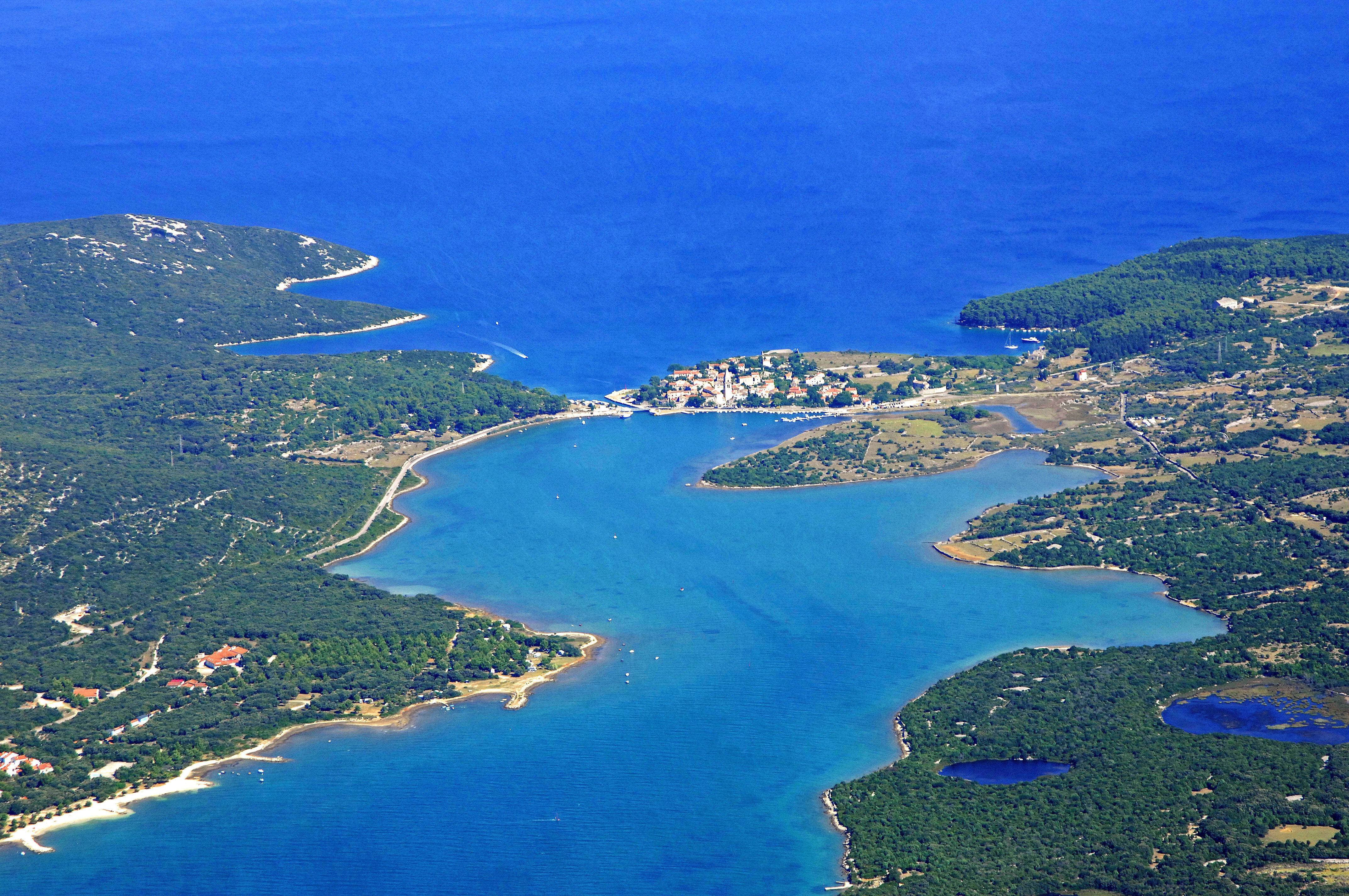 https://mdw-travel-data-us-east-1.s3.amazonaws.com/img/country/Croatia/Osor/img_01.jpg