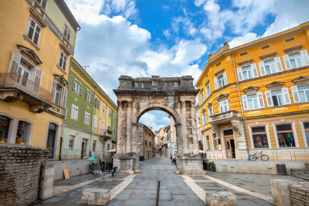 https://mdw-travel-data-us-east-1.s3.amazonaws.com/img/country/Croatia/Park-of-Military-History-Pula/img_00.jpg
