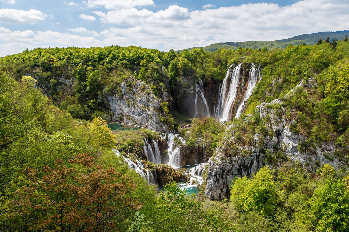 https://mdw-travel-data-us-east-1.s3.amazonaws.com/img/country/Croatia/Plitvice-Lakes-National-Park/img_01.jpg