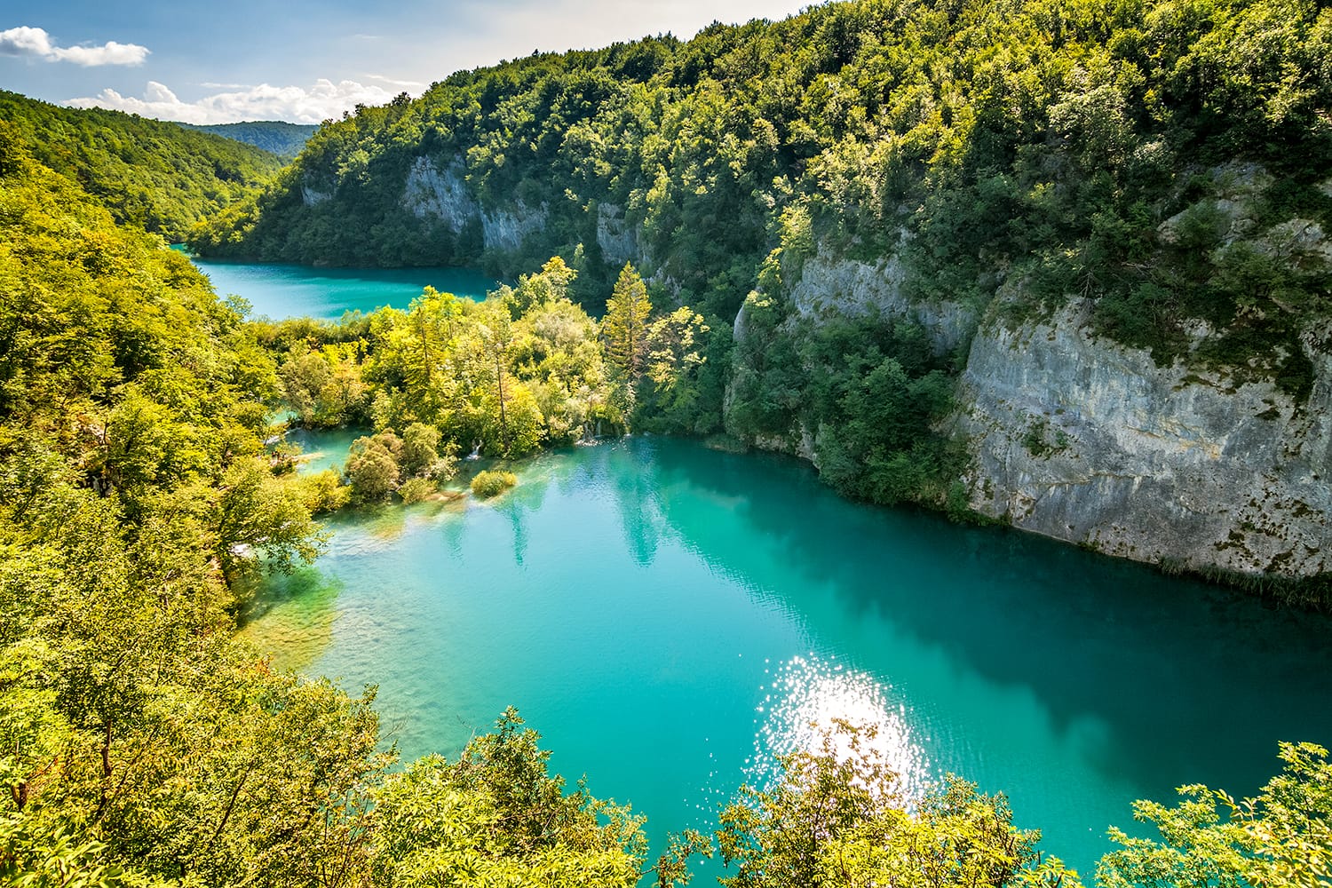 https://mdw-travel-data-us-east-1.s3.amazonaws.com/img/country/Croatia/Plitvice-Lakes-National-Park/img_03.jpg