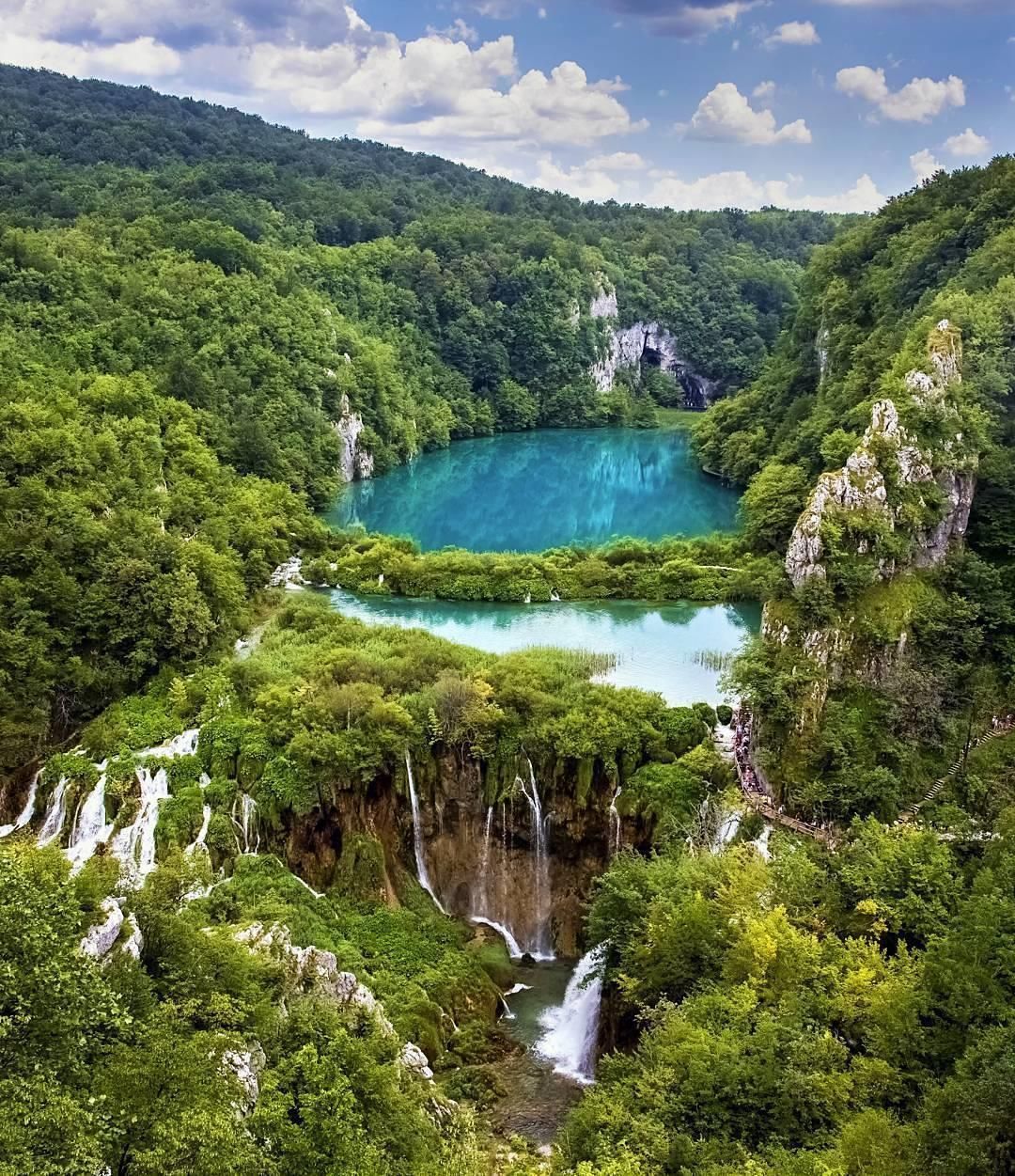 https://mdw-travel-data-us-east-1.s3.amazonaws.com/img/country/Croatia/Plitvice-Lakes/img_03.jpg