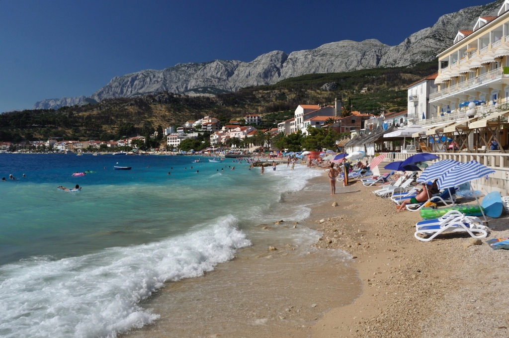 https://mdw-travel-data-us-east-1.s3.amazonaws.com/img/country/Croatia/Podgora-Beach/img_01.jpg