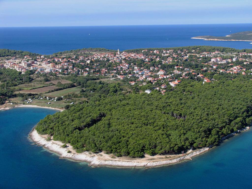 https://mdw-travel-data-us-east-1.s3.amazonaws.com/img/country/Croatia/Premantura/img_02.jpg