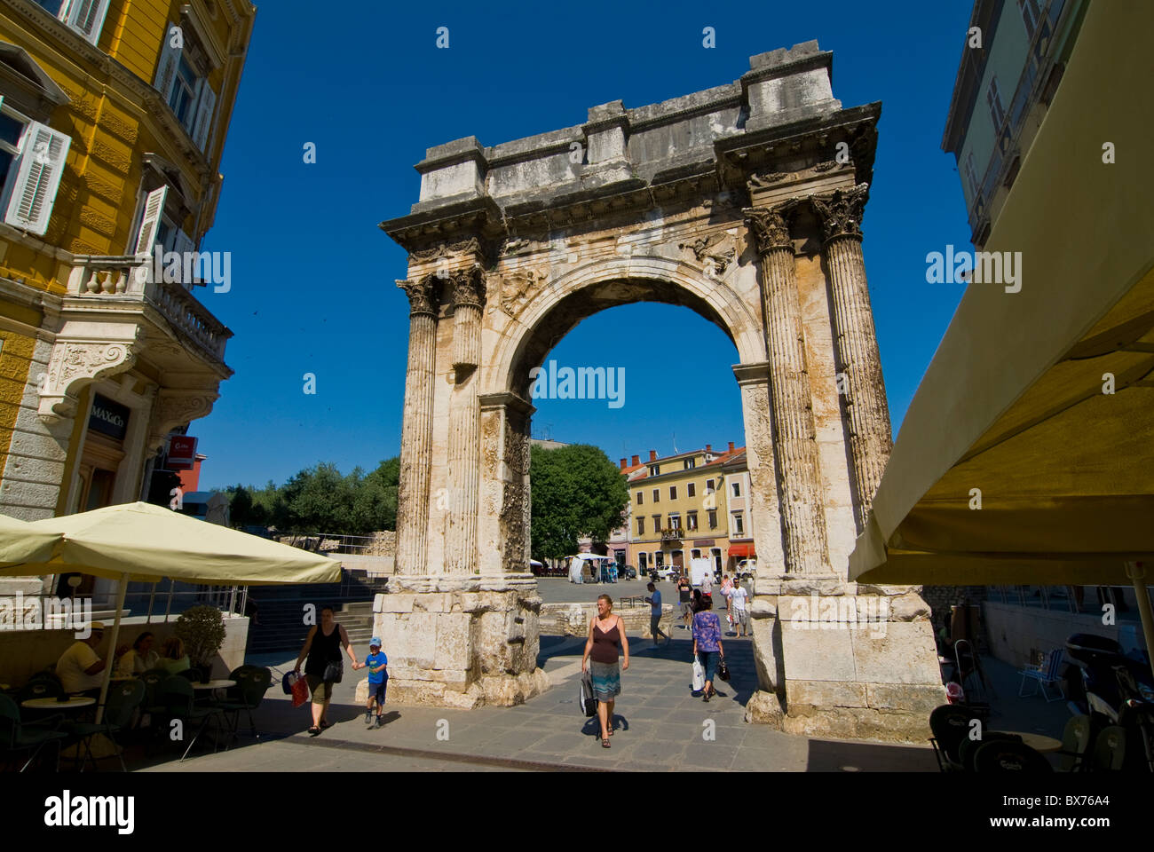 https://mdw-travel-data-us-east-1.s3.amazonaws.com/img/country/Croatia/Pula-Twin-Gates/img_01.jpg