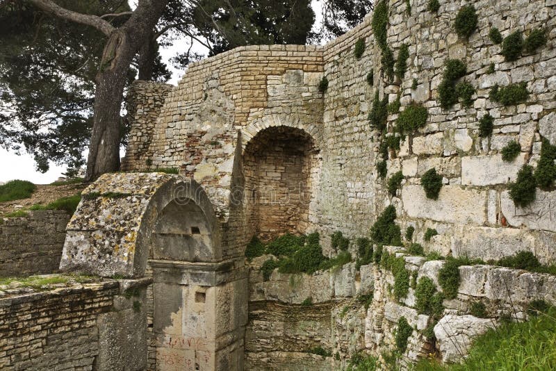 https://mdw-travel-data-us-east-1.s3.amazonaws.com/img/country/Croatia/Roman-Theater/img_03.jpg