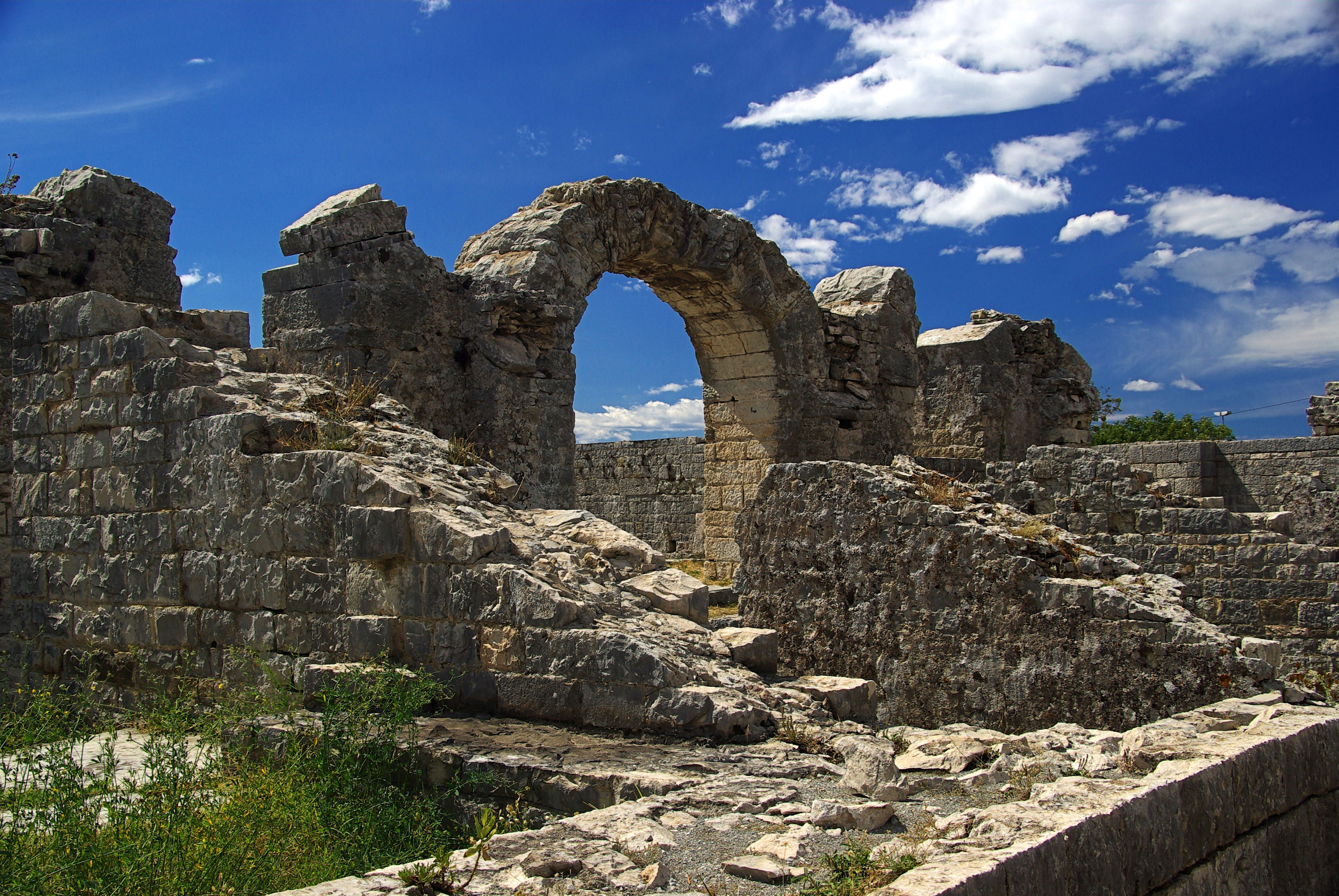 https://mdw-travel-data-us-east-1.s3.amazonaws.com/img/country/Croatia/Salona-Archaeological-Park/img_01.jpg