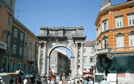 https://mdw-travel-data-us-east-1.s3.amazonaws.com/img/country/Croatia/Sergius-Triumphal-Arch/img_03.jpg