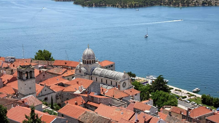 https://mdw-travel-data-us-east-1.s3.amazonaws.com/img/country/Croatia/Sibenik-Old-Town/img_03.jpg