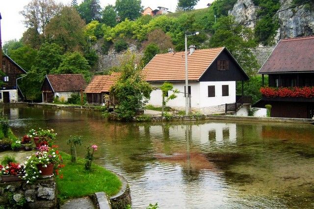 https://mdw-travel-data-us-east-1.s3.amazonaws.com/img/country/Croatia/Slunjcica-River/img_02.jpg