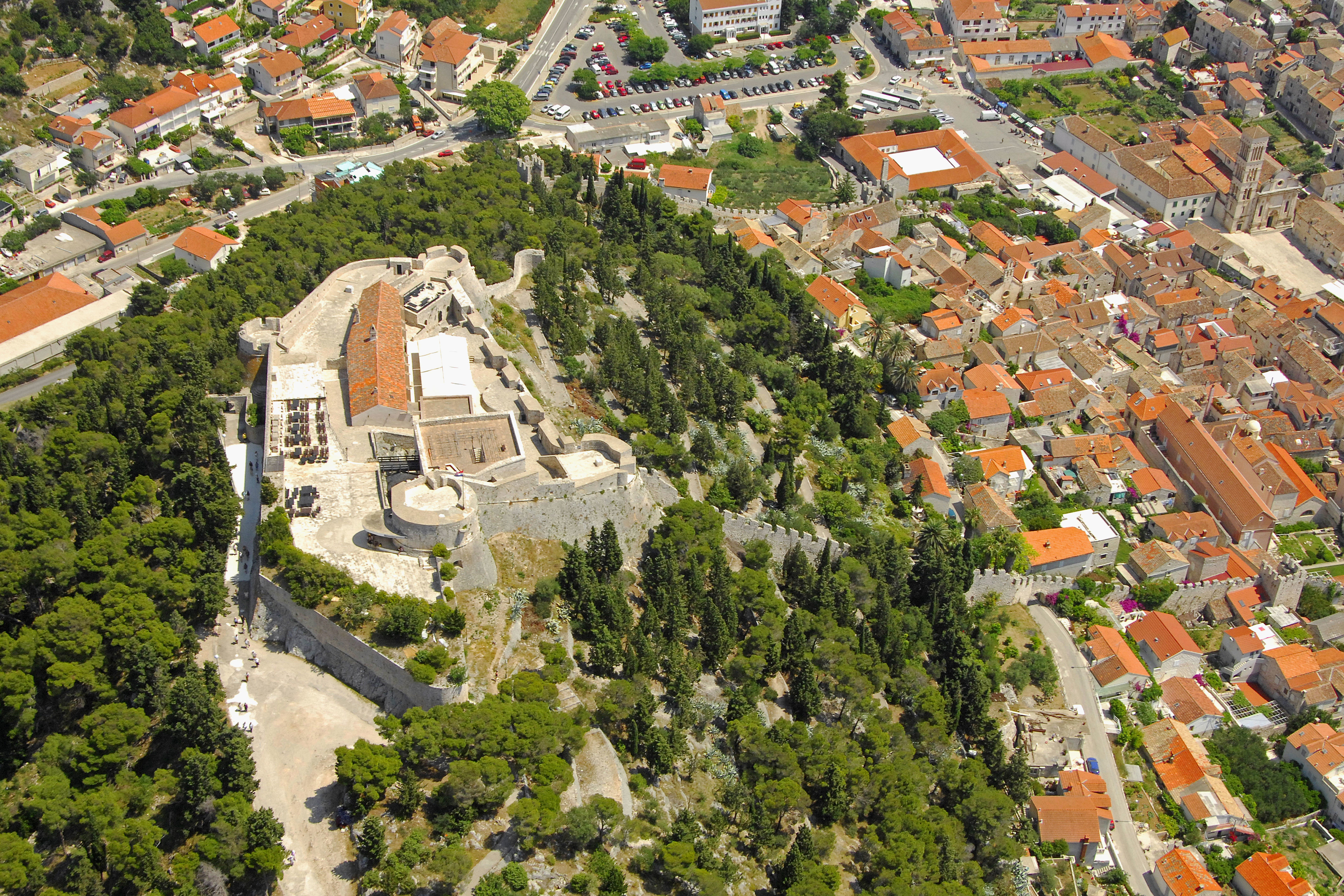 https://mdw-travel-data-us-east-1.s3.amazonaws.com/img/country/Croatia/Spanjola-Beach/img_00.jpg