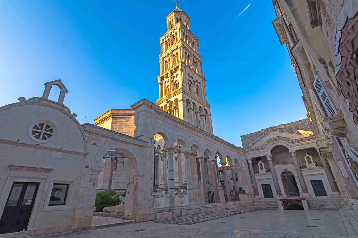 https://mdw-travel-data-us-east-1.s3.amazonaws.com/img/country/Croatia/Split-Cathedral-and-Bell-Tower-of-St-Domnius/img_01.jpg