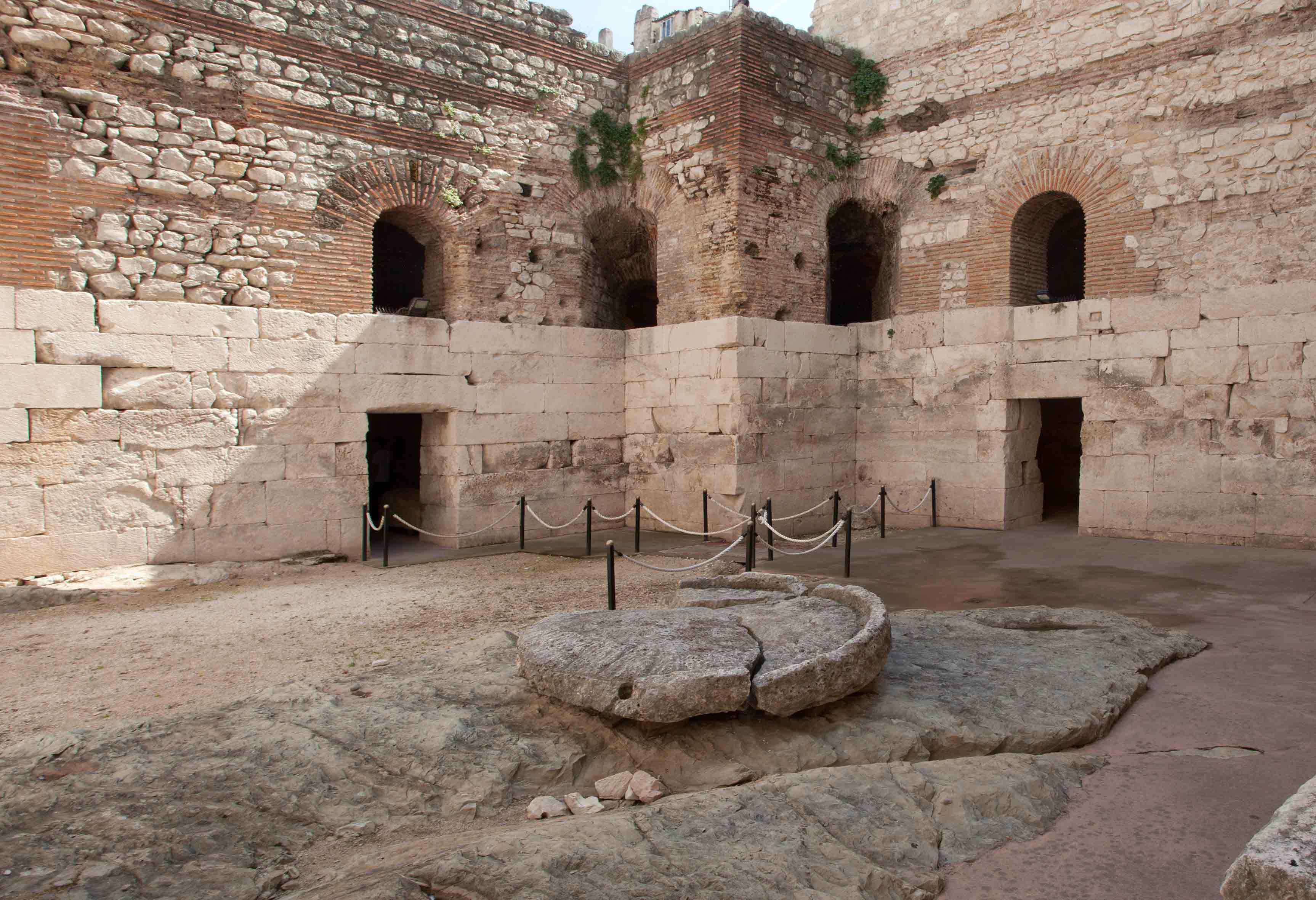 https://mdw-travel-data-us-east-1.s3.amazonaws.com/img/country/Croatia/Split-City-Museum/img_01.jpg