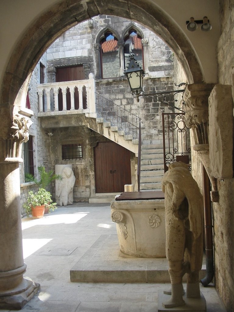 https://mdw-travel-data-us-east-1.s3.amazonaws.com/img/country/Croatia/Split-City-Museum/img_02.jpg