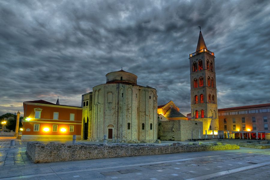 https://mdw-travel-data-us-east-1.s3.amazonaws.com/img/country/Croatia/St-Anastasias-Cathedral/img_02.jpg