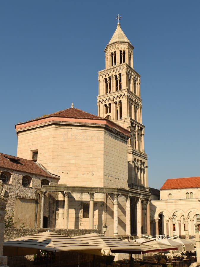 https://mdw-travel-data-us-east-1.s3.amazonaws.com/img/country/Croatia/St-Domnius-Cathedral-and-Bell-Tower/img_00.jpg