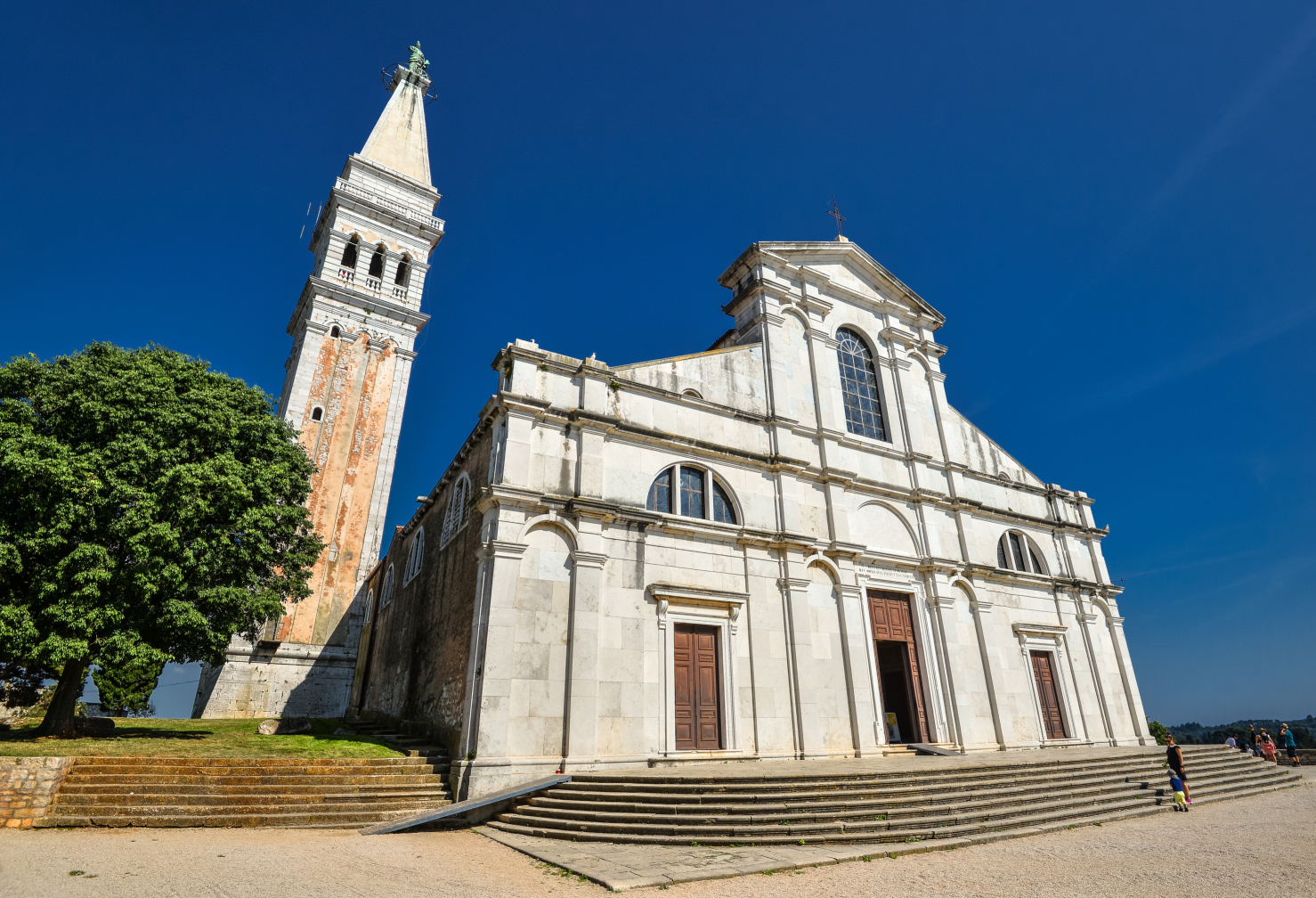 https://mdw-travel-data-us-east-1.s3.amazonaws.com/img/country/Croatia/St-Euphemias-Basilica/img_02.jpg