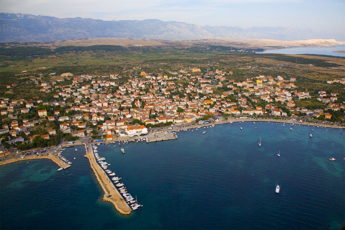 https://mdw-travel-data-us-east-1.s3.amazonaws.com/img/country/Croatia/Stara-Novalja-Beach/img_02.jpg