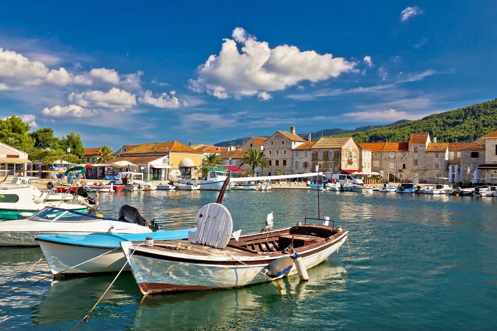 https://mdw-travel-data-us-east-1.s3.amazonaws.com/img/country/Croatia/Stari-Grad-Plain/img_02.jpg