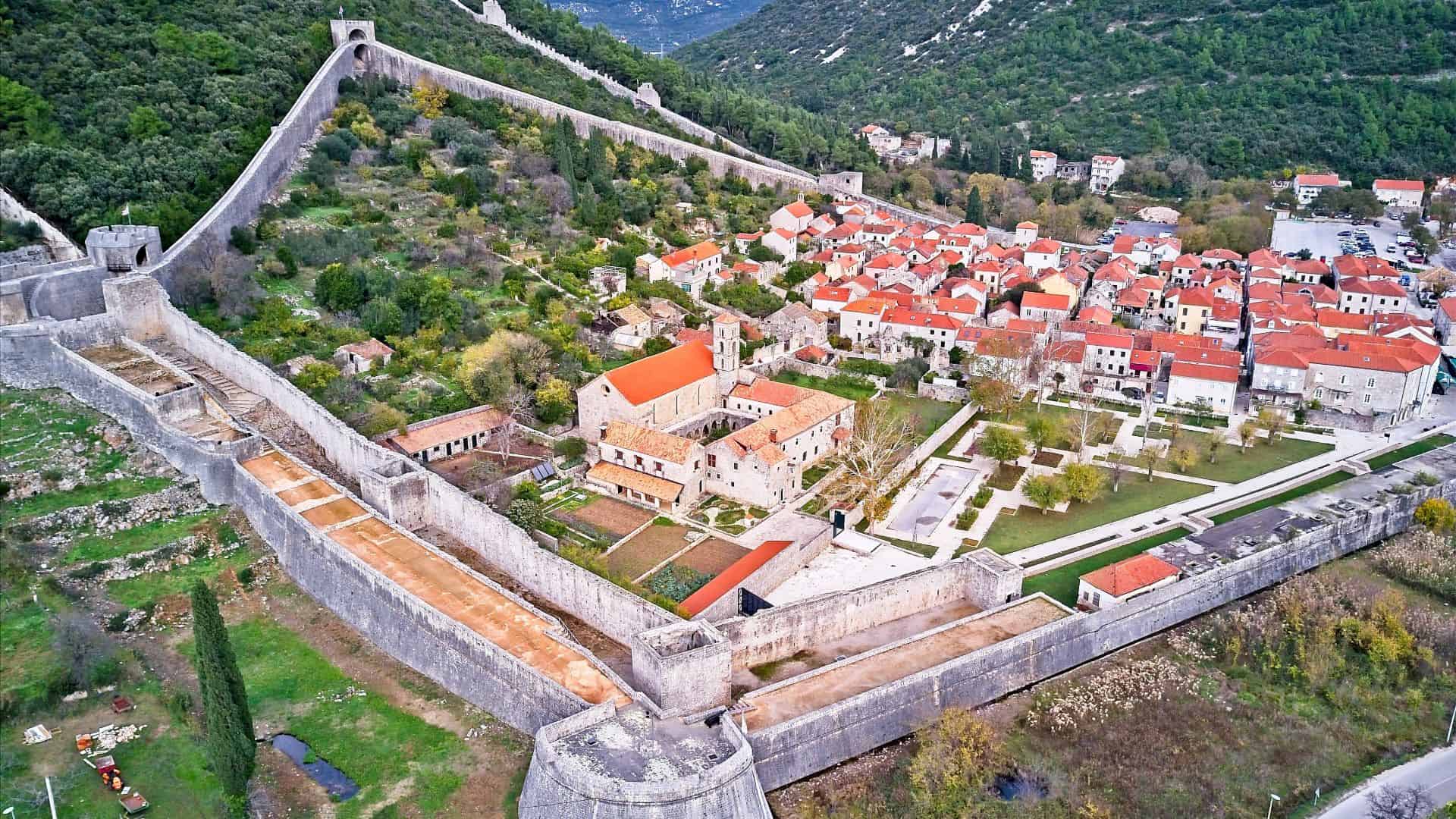 https://mdw-travel-data-us-east-1.s3.amazonaws.com/img/country/Croatia/Ston-Walls/img_02.jpg
