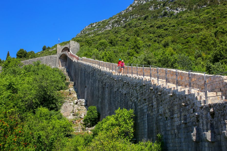 https://mdw-travel-data-us-east-1.s3.amazonaws.com/img/country/Croatia/Ston-Walls/img_03.jpg