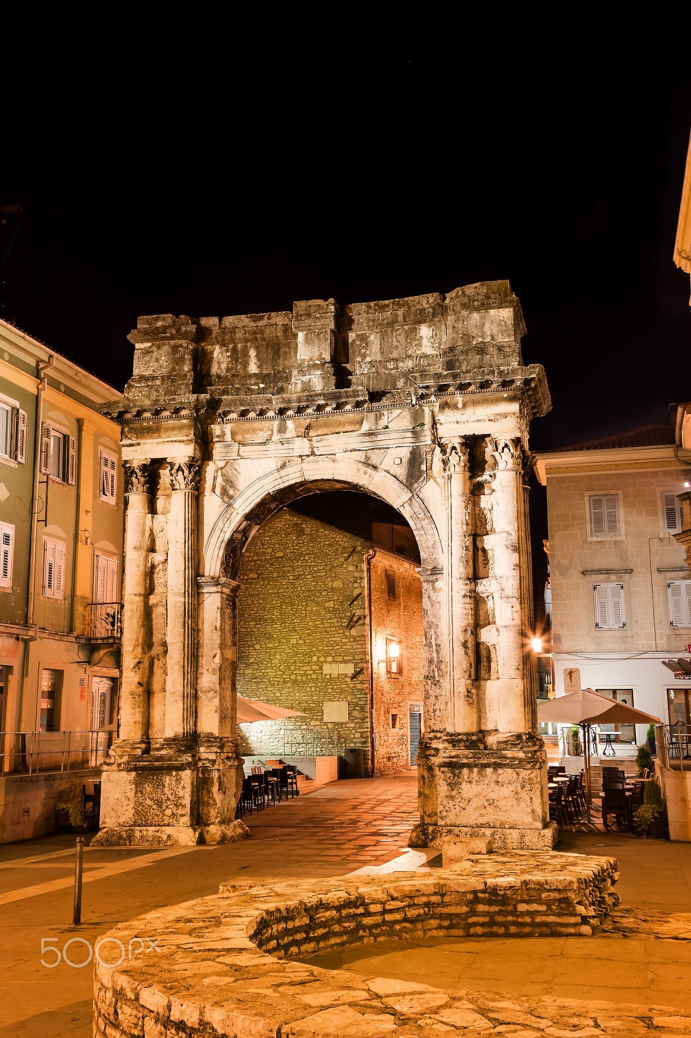 https://mdw-travel-data-us-east-1.s3.amazonaws.com/img/country/Croatia/Triumphal-Arch-of-the-Sergi/img_02.jpg
