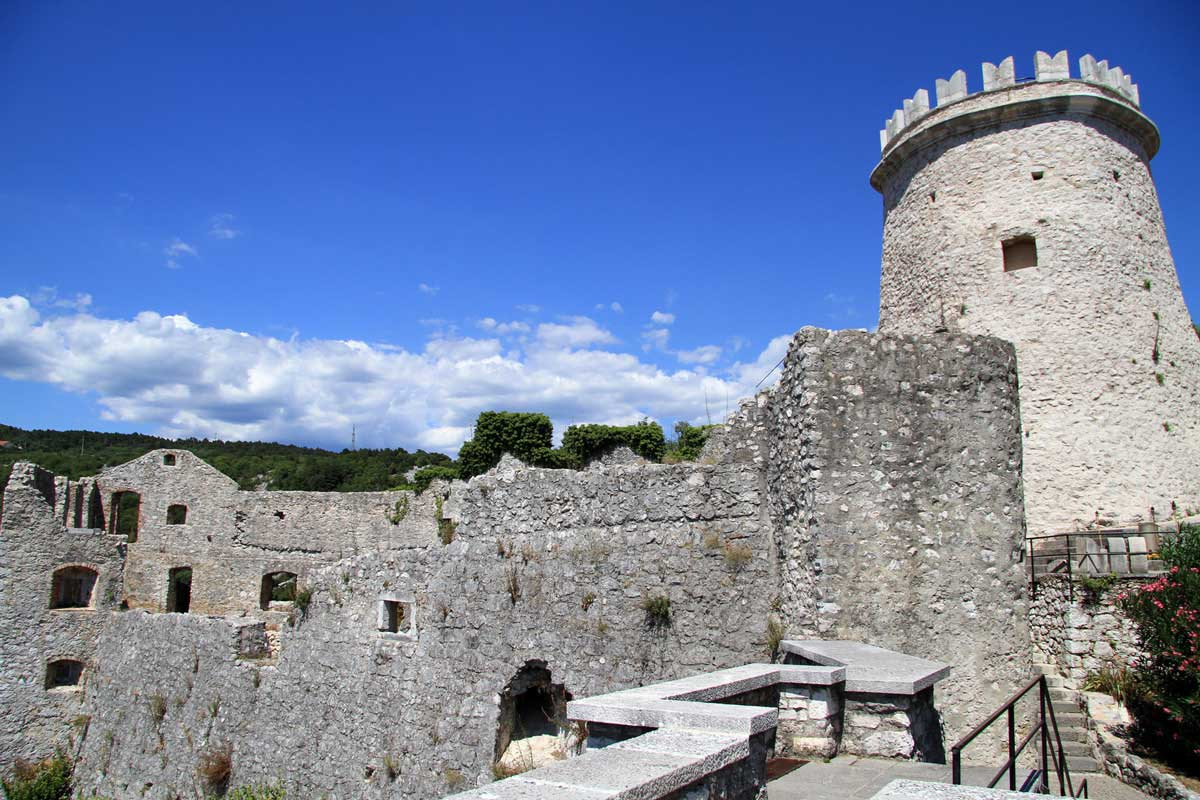 https://mdw-travel-data-us-east-1.s3.amazonaws.com/img/country/Croatia/Trsat-Castle/img_01.jpg