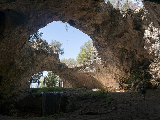 https://mdw-travel-data-us-east-1.s3.amazonaws.com/img/country/Croatia/Vela-Spila-Cave/img_01.jpg