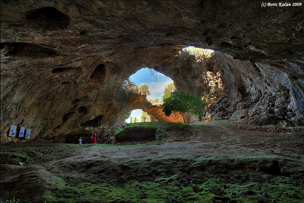 https://mdw-travel-data-us-east-1.s3.amazonaws.com/img/country/Croatia/Vela-Spila-Cave/img_02.jpg