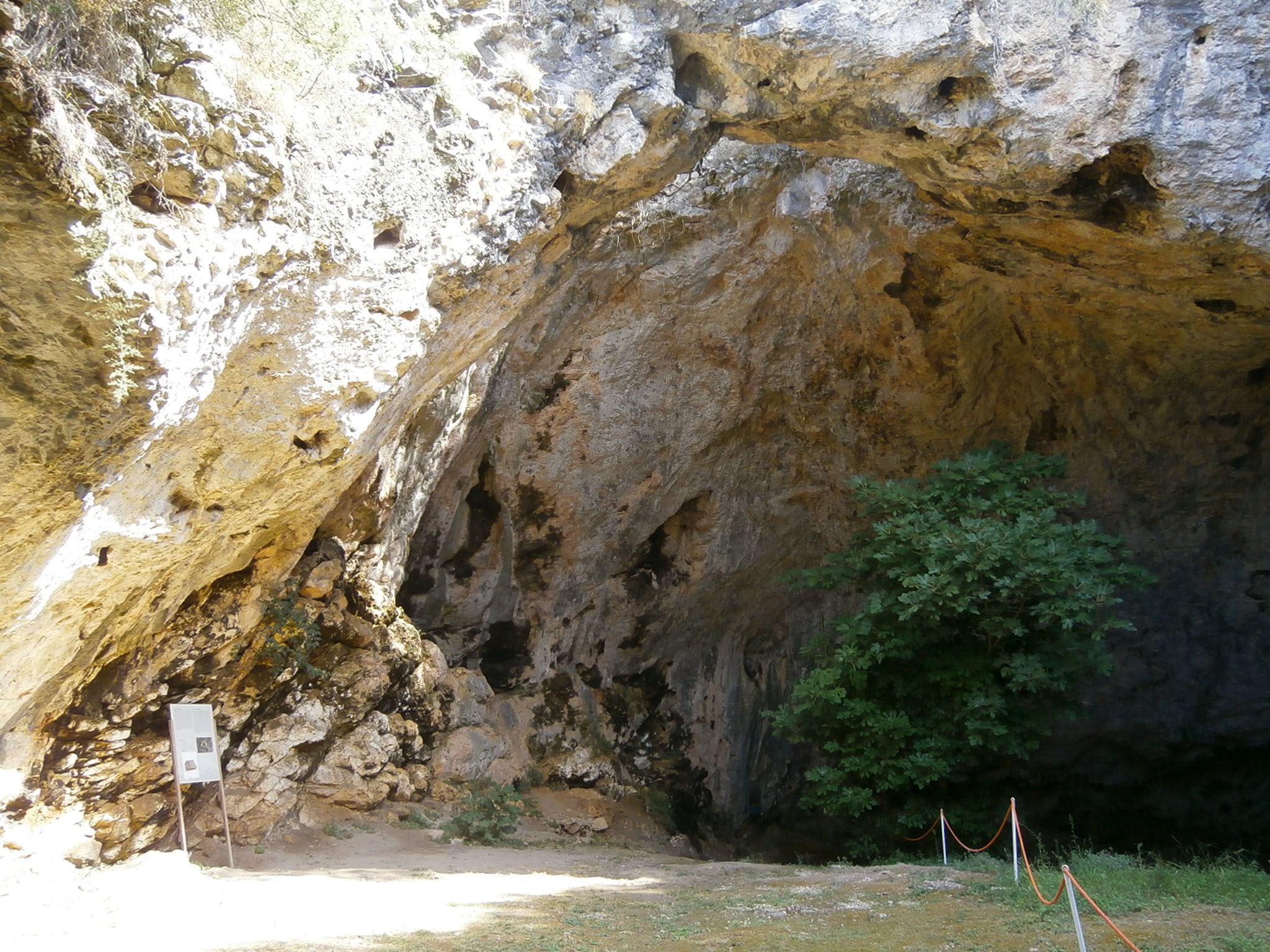 https://mdw-travel-data-us-east-1.s3.amazonaws.com/img/country/Croatia/Vela-Spila-Cave/img_03.jpg