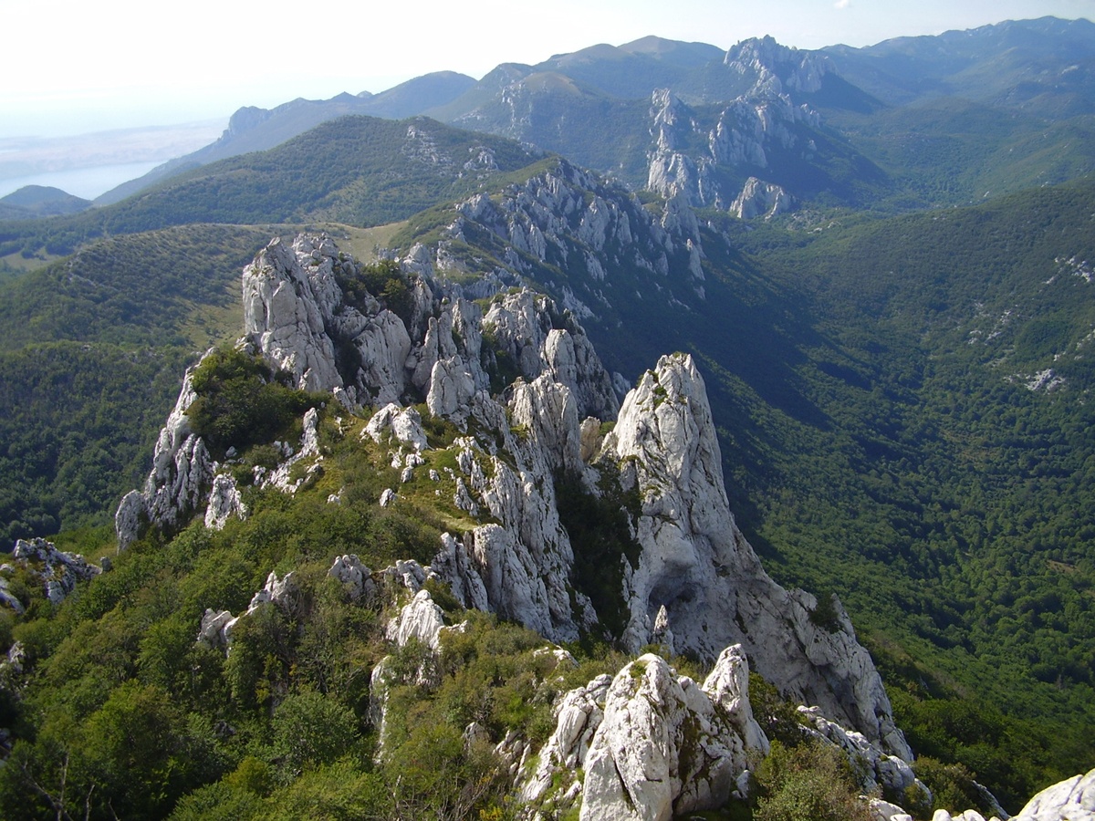 https://mdw-travel-data-us-east-1.s3.amazonaws.com/img/country/Croatia/Velebit-Nature-Park/img_03.jpg