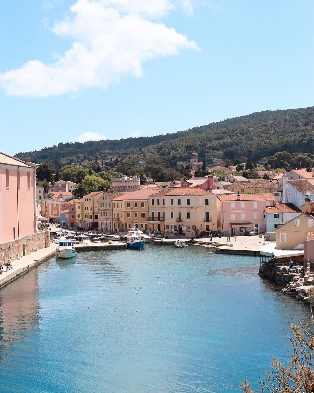https://mdw-travel-data-us-east-1.s3.amazonaws.com/img/country/Croatia/Veli-Losinj/img_03.jpg