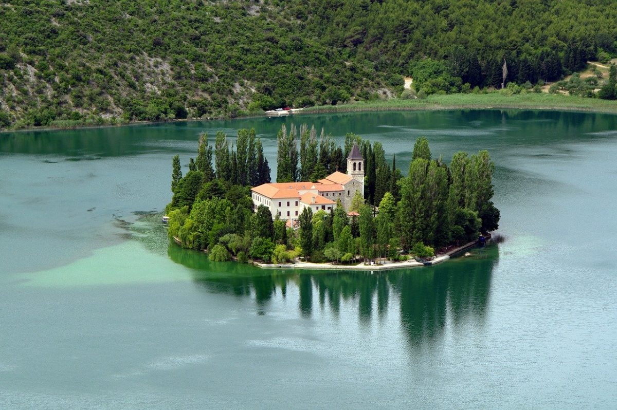 https://mdw-travel-data-us-east-1.s3.amazonaws.com/img/country/Croatia/Visovac-Monastery/img_01.jpg