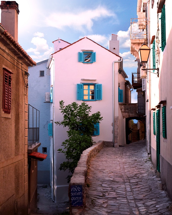 https://mdw-travel-data-us-east-1.s3.amazonaws.com/img/country/Croatia/Vrbnik-Old-Town/img_01.jpg