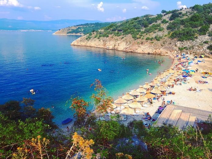 https://mdw-travel-data-us-east-1.s3.amazonaws.com/img/country/Croatia/Vrbnik-Old-Town/img_02.jpg