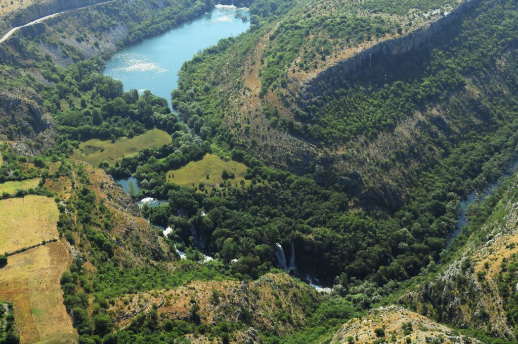https://mdw-travel-data-us-east-1.s3.amazonaws.com/img/country/Croatia/Waterfall-Manojlovac/img_03.jpg