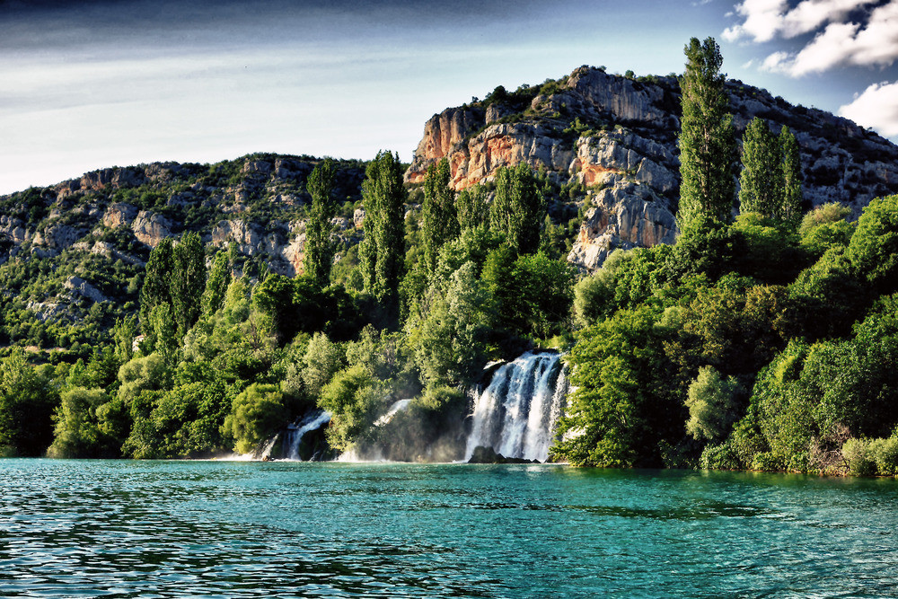 https://mdw-travel-data-us-east-1.s3.amazonaws.com/img/country/Croatia/Waterfalls-of-Roski-Slap/img_01.jpg