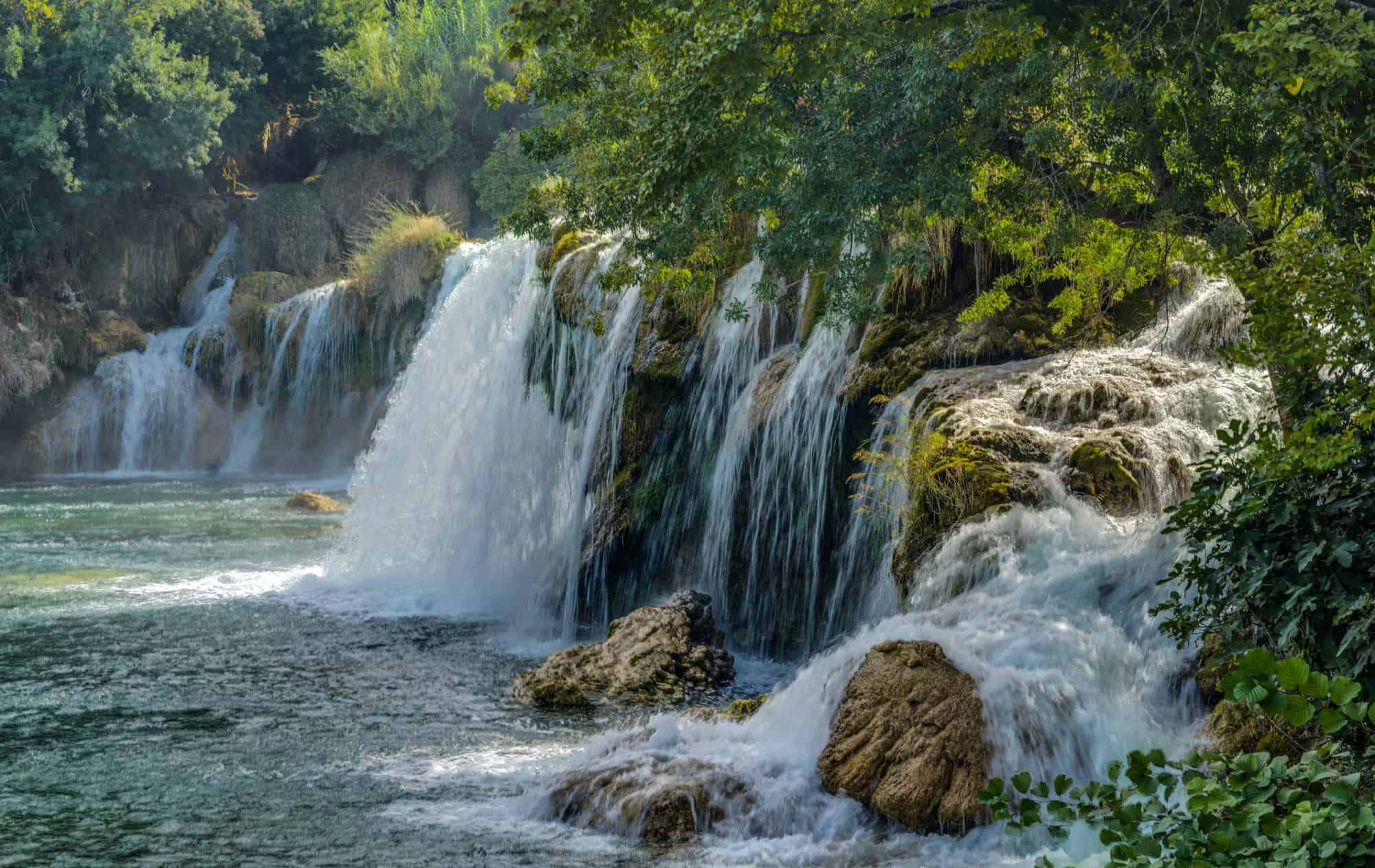 https://mdw-travel-data-us-east-1.s3.amazonaws.com/img/country/Croatia/Waterfalls-of-Roski-Slap/img_02.jpg