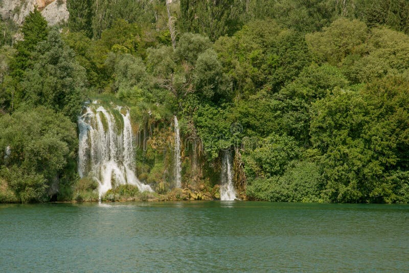 https://mdw-travel-data-us-east-1.s3.amazonaws.com/img/country/Croatia/Waterfalls-of-Roski-Slap/img_03.jpg