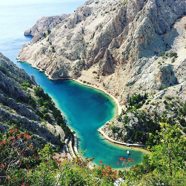 https://mdw-travel-data-us-east-1.s3.amazonaws.com/img/country/Croatia/Zavratnica-Bay/img_02.jpg