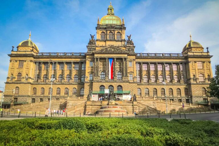 https://mdw-travel-data-us-east-1.s3.amazonaws.com/img/country/Czech-Republic/Amalie-Galerie/img_03.jpg