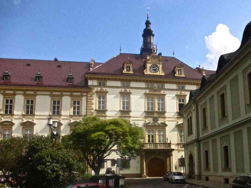 https://mdw-travel-data-us-east-1.s3.amazonaws.com/img/country/Czech-Republic/Archbishops-Palace/img_03.jpg