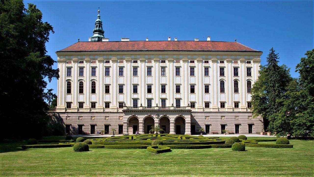 https://mdw-travel-data-us-east-1.s3.amazonaws.com/img/country/Czech-Republic/Archiepiscopal-Chateau/img_00.jpg