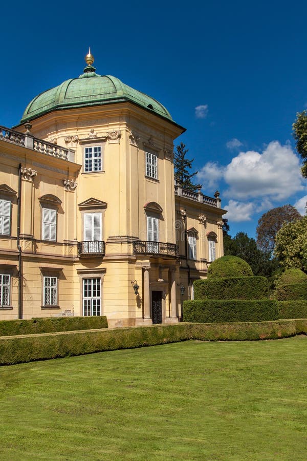 https://mdw-travel-data-us-east-1.s3.amazonaws.com/img/country/Czech-Republic/Baroque-Fountain/img_03.jpg