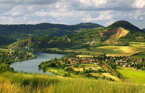 https://mdw-travel-data-us-east-1.s3.amazonaws.com/img/country/Czech-Republic/Berounka-River-Valley/img_01.jpg
