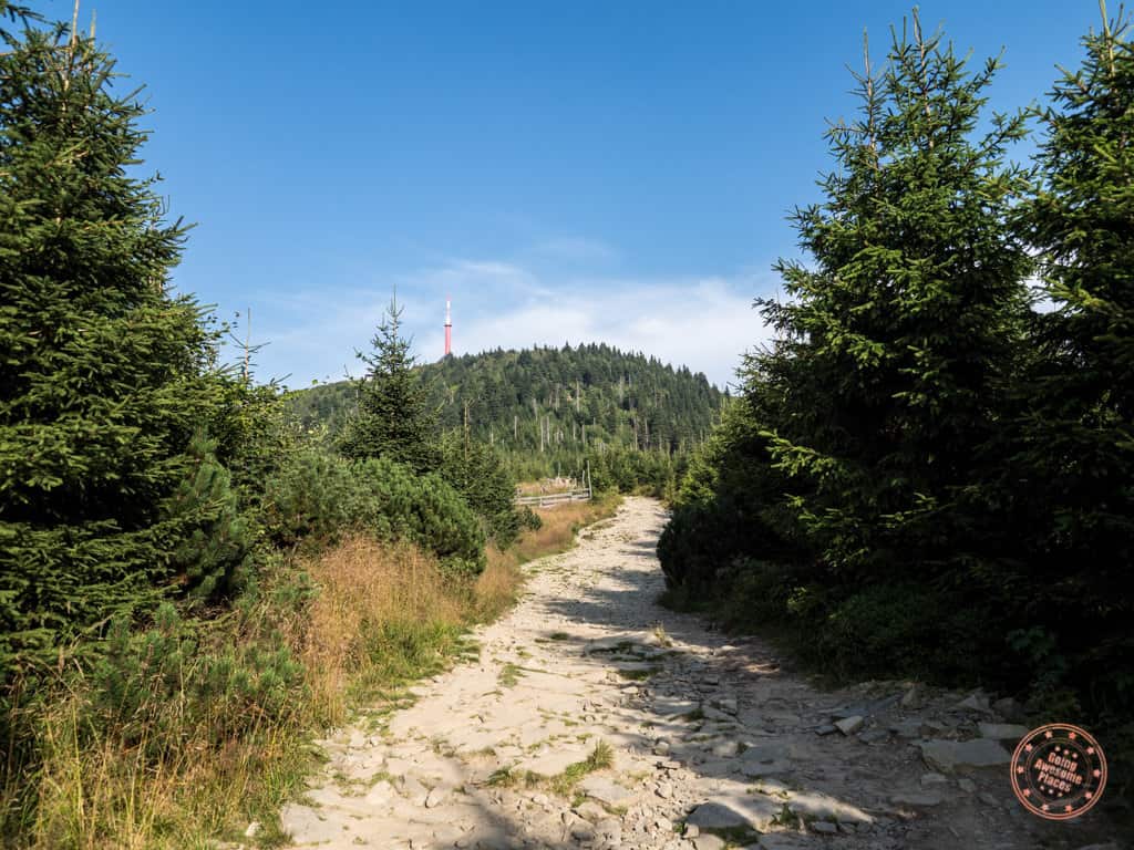 https://mdw-travel-data-us-east-1.s3.amazonaws.com/img/country/Czech-Republic/Beskydy-Mountains/img_02.jpg