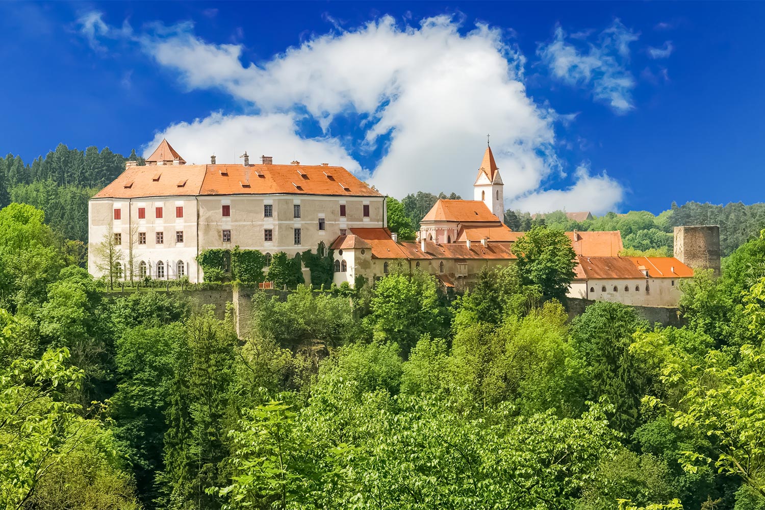 https://mdw-travel-data-us-east-1.s3.amazonaws.com/img/country/Czech-Republic/Bitov-Castle/img_00.jpg