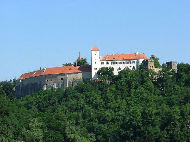 https://mdw-travel-data-us-east-1.s3.amazonaws.com/img/country/Czech-Republic/Bitov-Castle/img_01.jpg